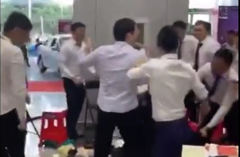 情侶4S店用麻將“八萬”購車被圍毆？抖音辟謠