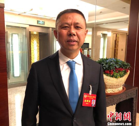  14日，正在南京參加江蘇省“兩會”的江蘇省政協(xié)常委、天合光能股份有限公司董事長高紀(jì)凡接受中新網(wǎng)記者采訪?！≈鞎苑f　攝