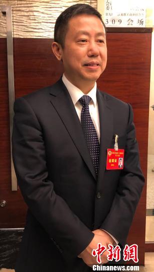14日，正在南京參加江蘇省“兩會”的江蘇省政協(xié)常委、紅豆集團(tuán)董事局主席兼CEO周海江接受中新網(wǎng)記者采訪?！≈鞎苑f 攝