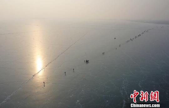 2019年1月19日，航拍新疆博湖縣全民冰上馬拉松比賽。　年磊 攝