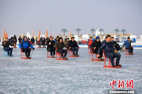 游客參加冰上爬犁比賽。　年磊 攝