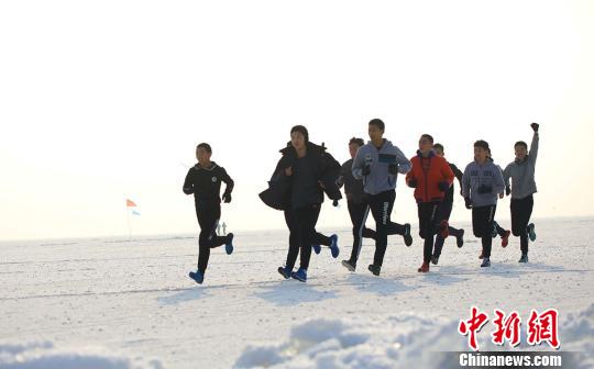 19日，800余名冰上馬拉松競賽選手 “全副武裝”前行，他們在千里冰封的博斯騰湖面上劃出一條閃亮的軌跡。　年磊 攝