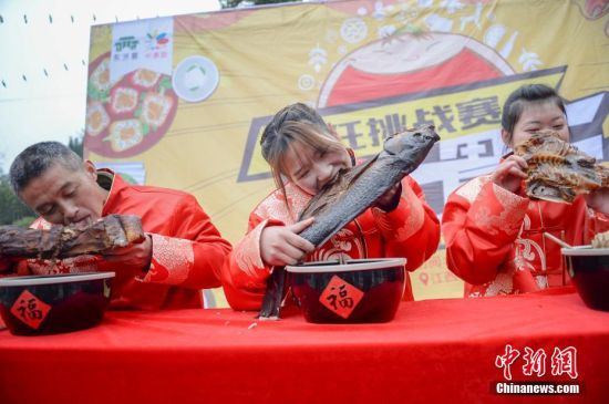 大胃王爭霸賽 女孩為奪冠狂啃臘魚
