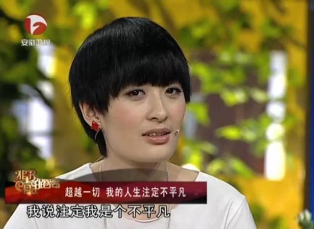 被罵十年才翻紅，因為懟機場工作人員又被群嘲？曾軼可在想什么？