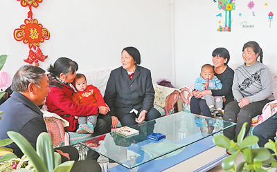 申紀蘭：人民代表就要代表人民

老人坐在陽光里，臉上的每道皺紋都是不朽的歲月痕跡。她身后的墻上，掛滿了照片，有集體照、有單獨照……【詳細】
