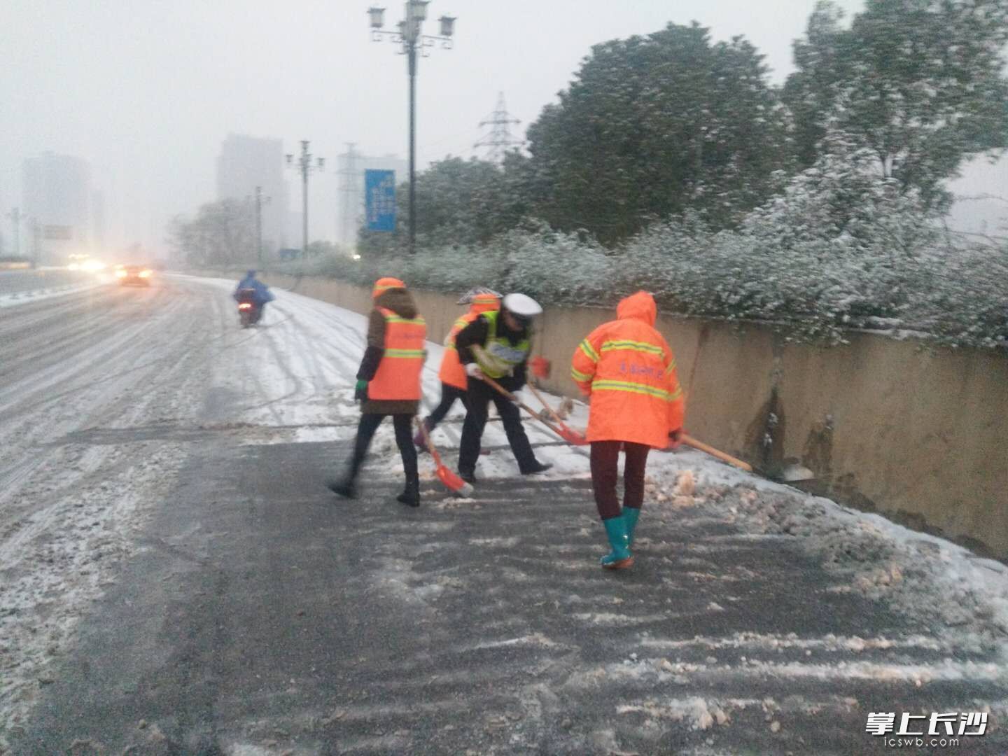 星城一夜“白” 道路結冰黃色預警發布 長沙多部門連夜應急處置
