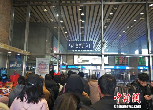 資料圖：擁擠的售票廳入口。姚露 攝