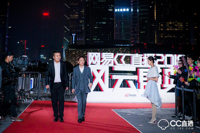 除此之外,網(wǎng)易CC直播對盛典現(xiàn)場也做了很多別出心裁的設計,現(xiàn)場分為互動區(qū)、采訪區(qū)以及主題舞臺區(qū)。值得注意的是在互動區(qū)域,CC3D小金人通過投影技術,實現(xiàn)不同的效果體驗,增強現(xiàn)場粉絲與主播的實時互動。在現(xiàn)場引起眾多粉絲駐足觀看的還有發(fā)光秋千,頗具創(chuàng)意的燈光效果設計引發(fā)了眾多粉絲拍照發(fā)微博以及朋友圈,分享實時動態(tài)。