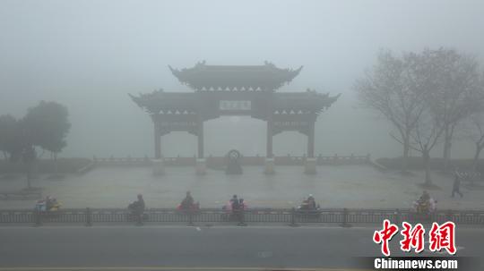 江蘇發(fā)布今年首個大霧紅警 多地能見度小于50米