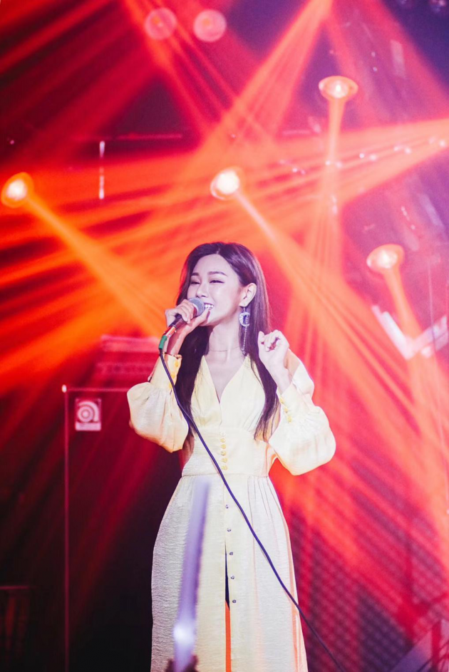 拿下年度女主播榜首 單月吸粉700萬(wàn) 張禾禾現(xiàn)在是抖音一姐了？
